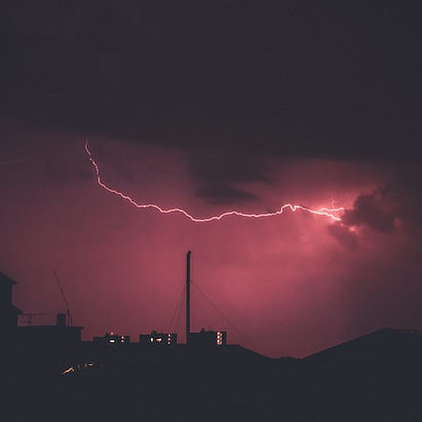 Panele fotowoltaiczne a ryzyko uderzenia pioruna